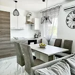 Brand New 2 Bed, 1 Bath Daire *