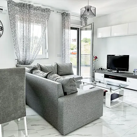 Brand New 2 Bed, 1 Bath