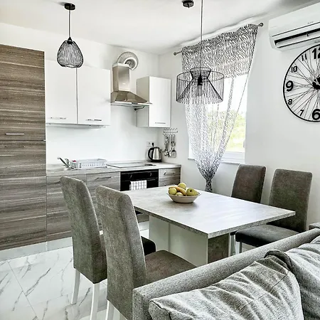 2 Bed, 1 Bath Apartman *