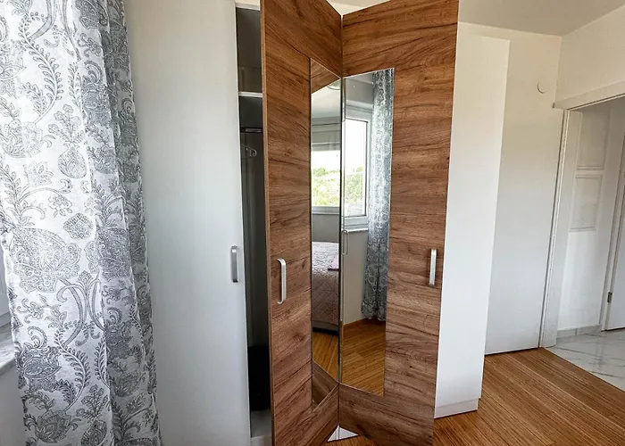 Brand New 2 Bed, 1 Bath Apartamento *