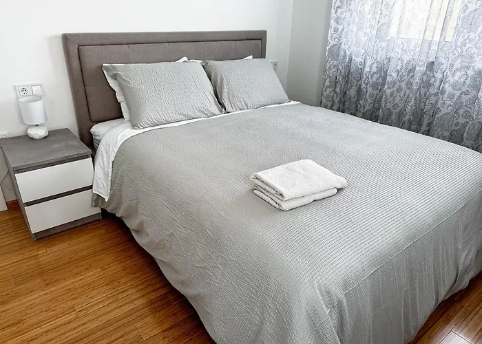 Brand New 2 Bed, 1 Bath Apartamento