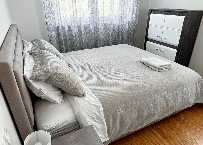 Brand New 2 Bed, 1 Bath Apartamento