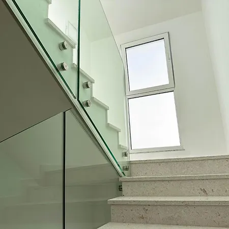 Appartement Brand New 2 Bed, 1 Bath *