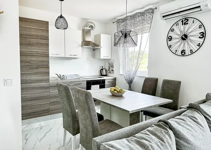 Brand New 2 Bed, 1 Bath Апартаменты *